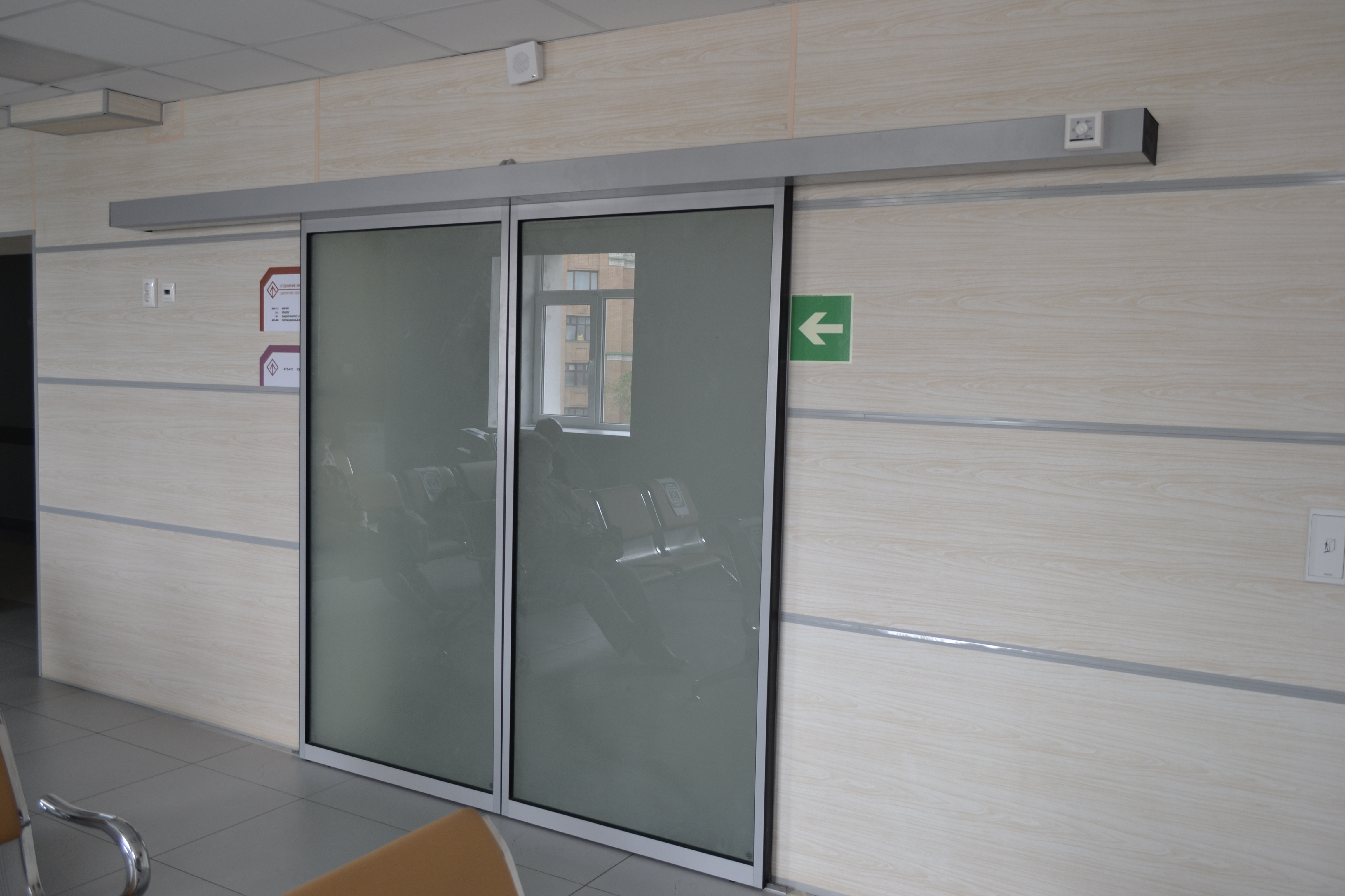 Автоматические двери в больнице от ГК "Дверные Системы" - 1